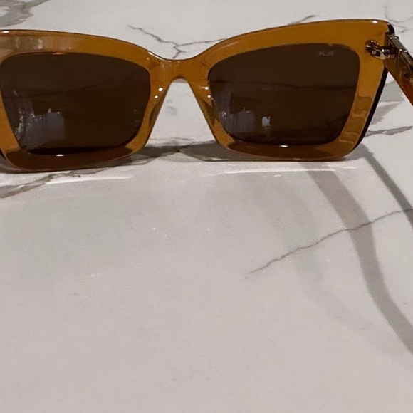 Women's MCM sunglasses - Picture 2 of 3